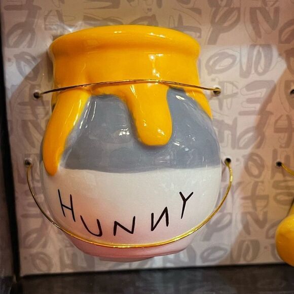 Disney Winnie the Pooh & 🍯 Honeypot Salt & Pepper Shakers NWT - Picture 3 of 7